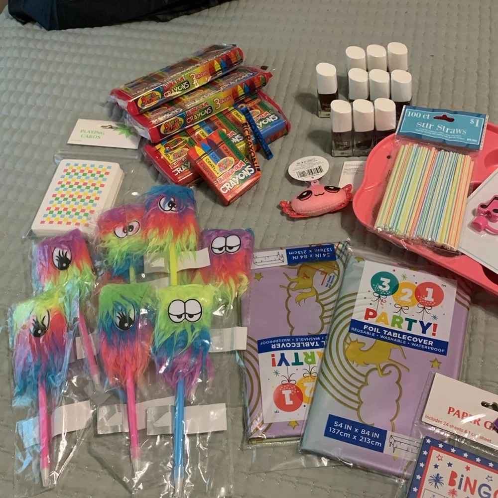 Party Up Girls 40 Pc Party Set NEW Fur Pens Tablecloths Bingo/Prizes & much more